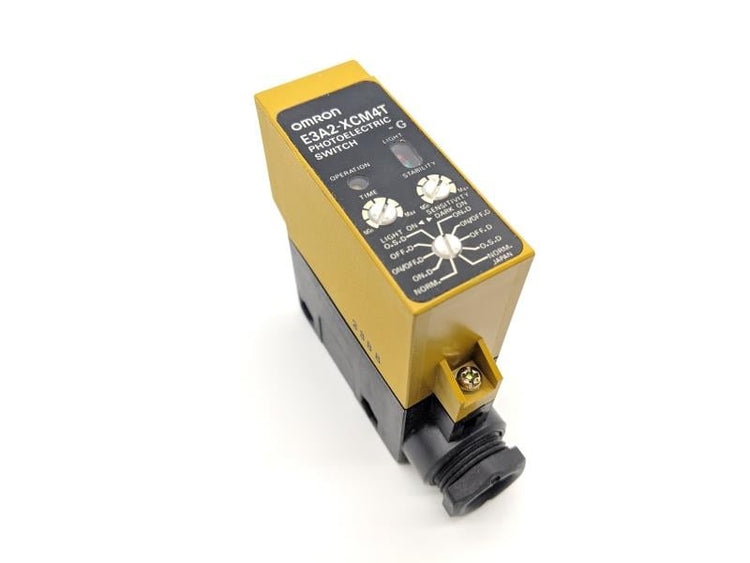 E3A2-XCM4T | Omron Fiber-Optic Photoelectric Sensor, Red LED, Light/Dark-ON
