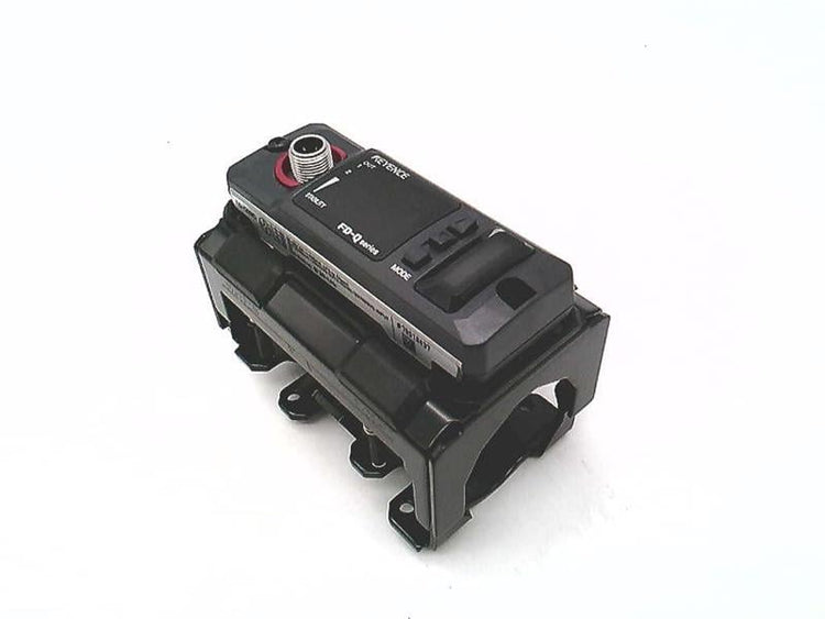FD-Q32C | Keyence Clamp-On Flow Sensor 1″/1¼″ Pipe 200–300 L/min 20–30 VDC M12 4-Pin
