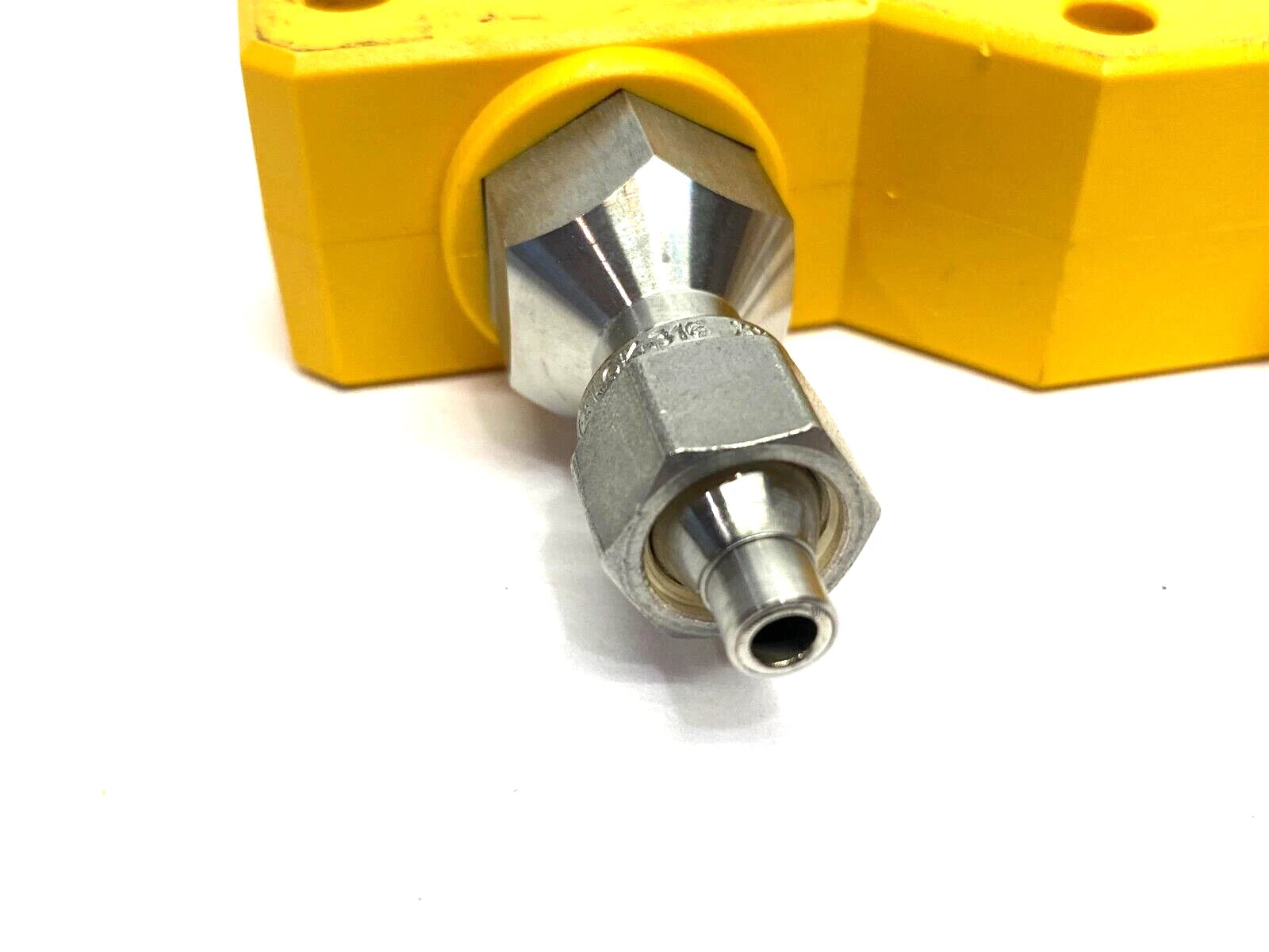 FCI-1/4TCD04A4P-AP8X-H1141 | Turck Industrial Inline Liquid Flow Sensor