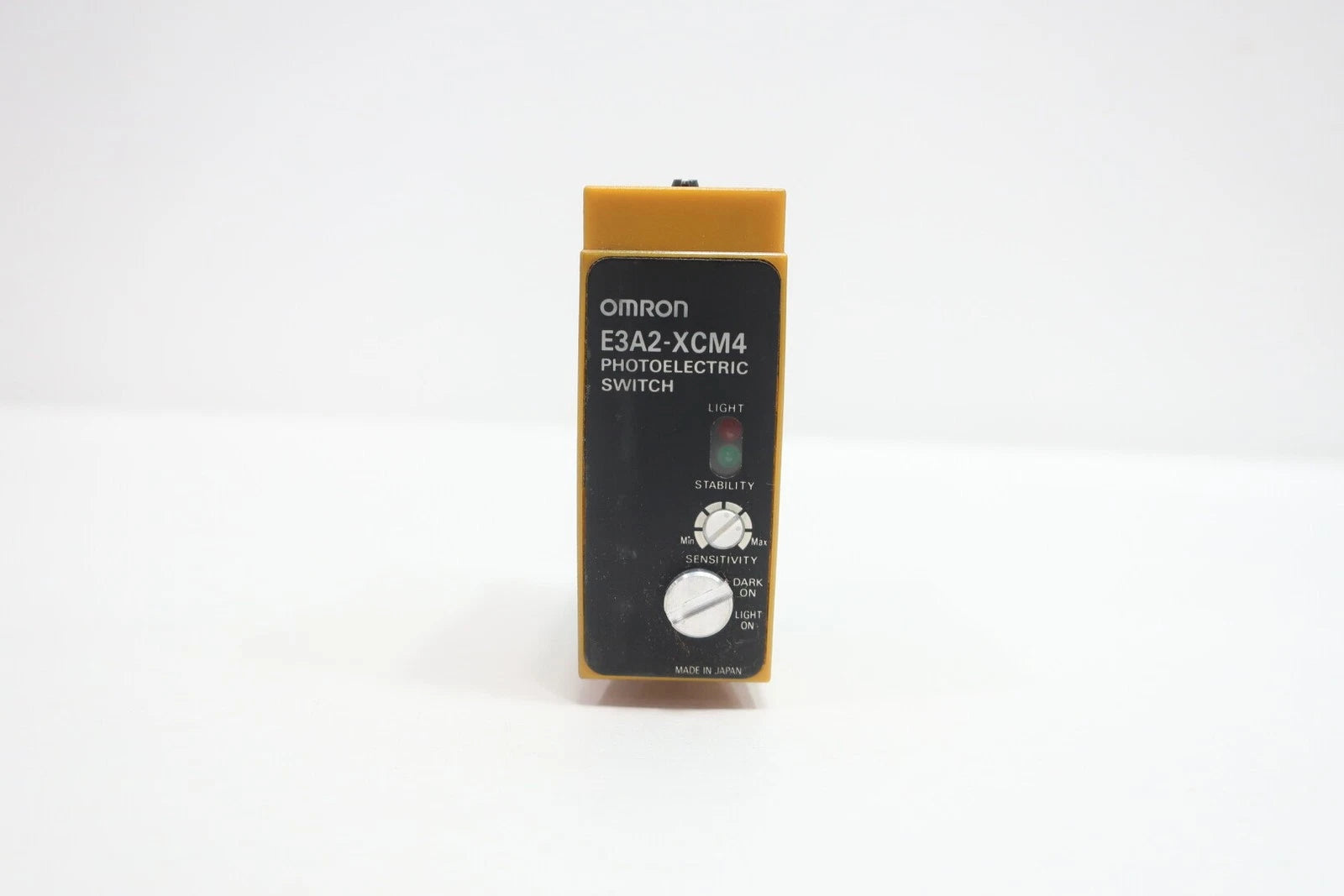 Omron E3A2-XCM4 Fiber Optic Amplifier 24-240VAC/DC NPN PNP Relay Output